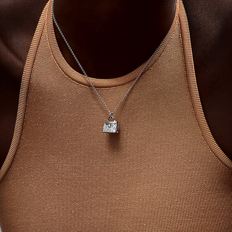 【ケリー アイコニックな魅力】HERMES Pendente Amulettes Kelly Amulettes Kelly pendant | Hermès Canada
